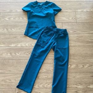 Cherokee Women’s Small Scrub Set